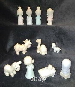 1982 Precious Moments Come Let Us Adore Him Mini Nativity E239511 pieces