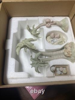 1997 Precious Moments #272582 Nativity Hay Bale, Baby Food, Palm Tree Set with Box