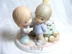 2008 Precious Moments Figurine Holiday Surprises Are Filled With Love No. 910052