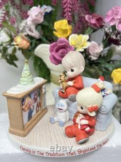 P040 Precious Moments Family Is The Tradition That Brightens The Heart