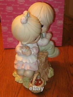 PRECIOUS MOMENTS LOVE ONE ANOTHER LARGE 9 FIGURINE # 822426 MINT with box & case