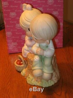 PRECIOUS MOMENTS LOVE ONE ANOTHER LARGE 9 FIGURINE # 822426 MINT with box & case