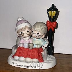 PRECIOUS MOMENTS Lighted Lamp Post Warm & Cozy Figurine RETIRED Thomas Kinkade