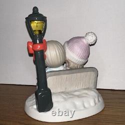 PRECIOUS MOMENTS Lighted Lamp Post Warm & Cozy Figurine RETIRED Thomas Kinkade