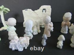 PRECIOUS MOMENTS NATIVITY SET! 9 pieces nativity & 6 accessory pieces