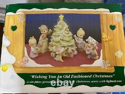 Precious Moment Figurine 634778 Wishing You An Old Fashioned Christmas Mint