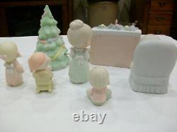 Precious Moments Complete Christmas Scene. 1985. 7 figurines, musical tree. Rare