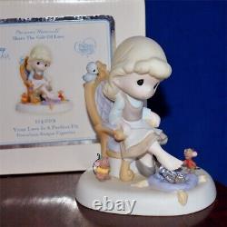Precious Moments DISNEY CINDERELLA YOUR LOVE IS A PERFECT FIT 114009 VERY RARE