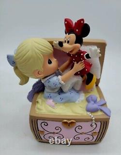 Precious Moments Disney Showcase Minnie Mouse Share the Gift of Love in Box