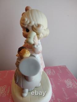 Precious Moments Figurine 191353 Warm hands, hearts, wishes Limited 2001
