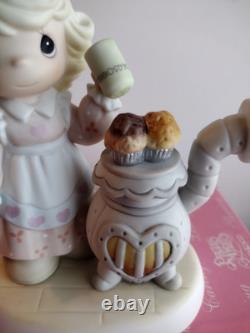 Precious Moments Figurine 191353 Warm hands, hearts, wishes Limited 2001