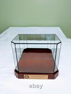 Precious Moments Figurine/Glass Case 456349-Sharing Our Time Is So Precious-COA