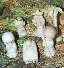 Precious Moments Nativity Set with Accent Figures and Crèche Wall
