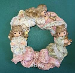 Precious Moments Rare Trio of Angels Wreath with Holiday Pink Bow Tie Enesco 11