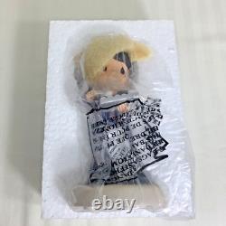 Precious Moments Singapore Airlines SQ Girl 2016 Figure with Hot Towels Limited LE