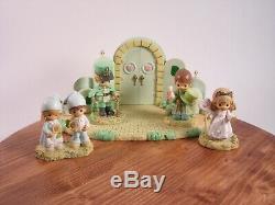 Precious Moments Wizard Of Oz Emerald City Gates set of 4 figurines &1 platform