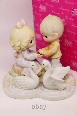 Precious Moments YOUR LOVE GIVES ME WINGS 610070 Couple Love / Limited Edition