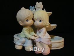 T Precious Moments-Couple In Love/Fountain-Love Is The Fountain Of Life-LE 5000